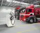 Weiße Abfüllstation mit Schlauch und Pumpe für Flüssigkeiten, platziert neben zwei Lkw in einer Industriehalle. Roth ist als Marke erkennbar.